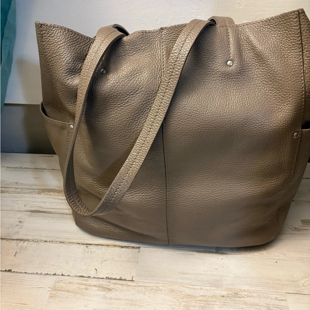 American Eagle Outfitters Taupe Pebbled Leather Shoulder Tote Genuine Leather - Picture 2 of 6